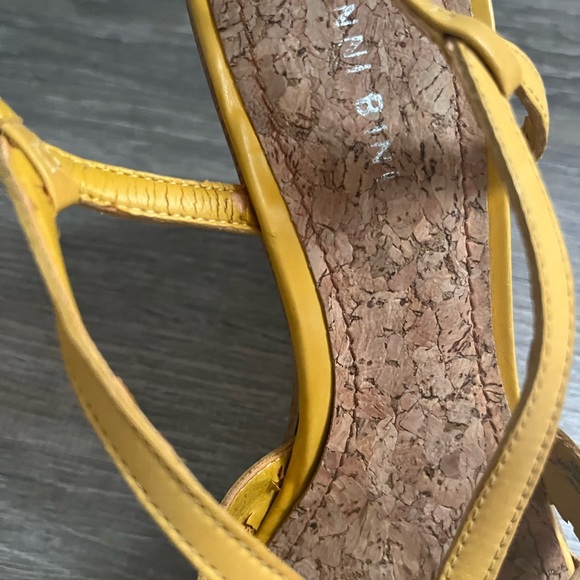 Gianni Bini Yellow Wedges size 8 - Picture 5 of 6